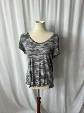 Vince Camuto Gray Camo Tee – Size Large